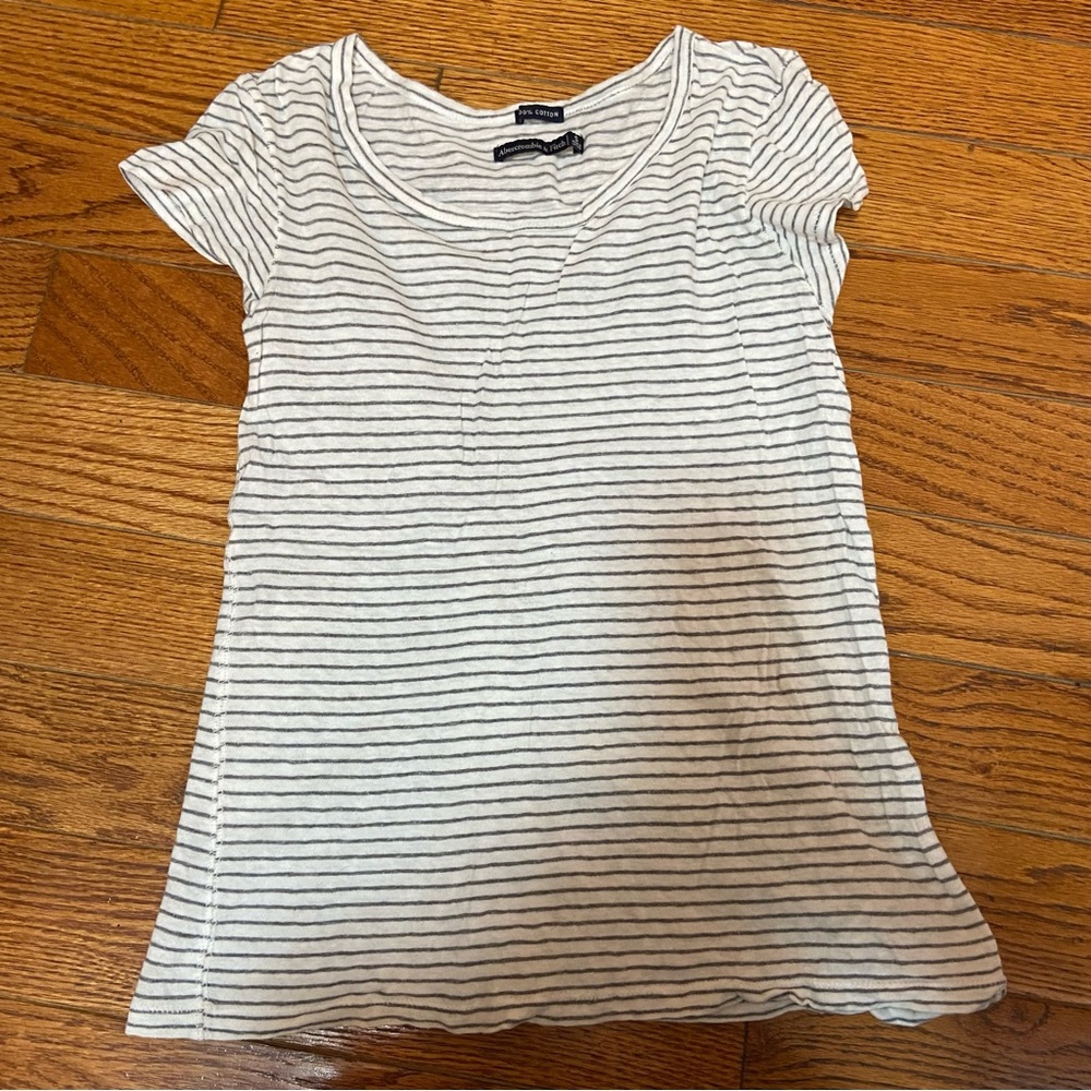 abercrombie black and white strip tee size S